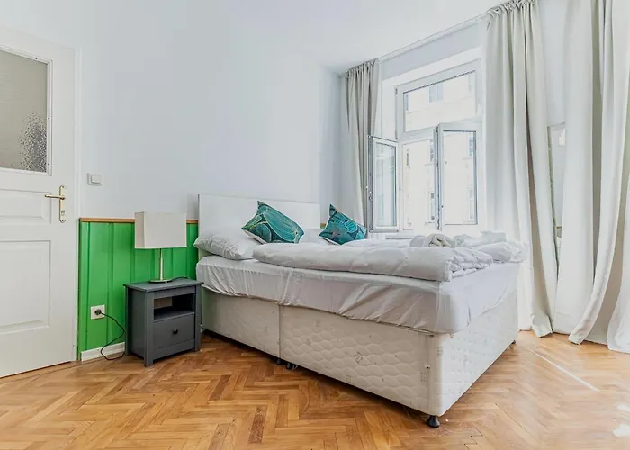 Comfortable Private Near Landstrasse , 15 Min Access Apartamento