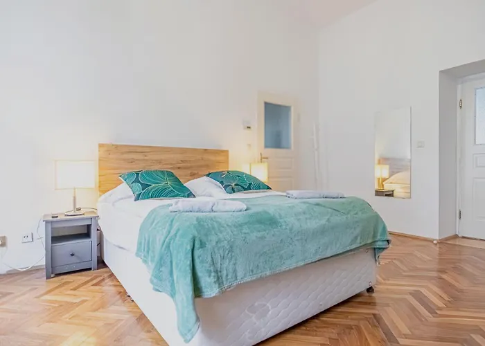 Comfortable Private Near Landstrasse , 15 Min Access Apartamento