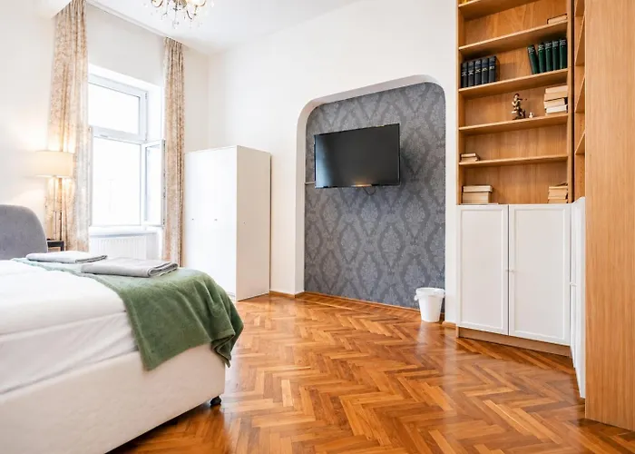 Comfortable Private Near Landstrasse , 15 Min Access Apartamento