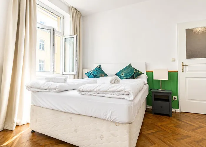 Comfortable Private Near Landstrasse , 15 Min Access Apartamento