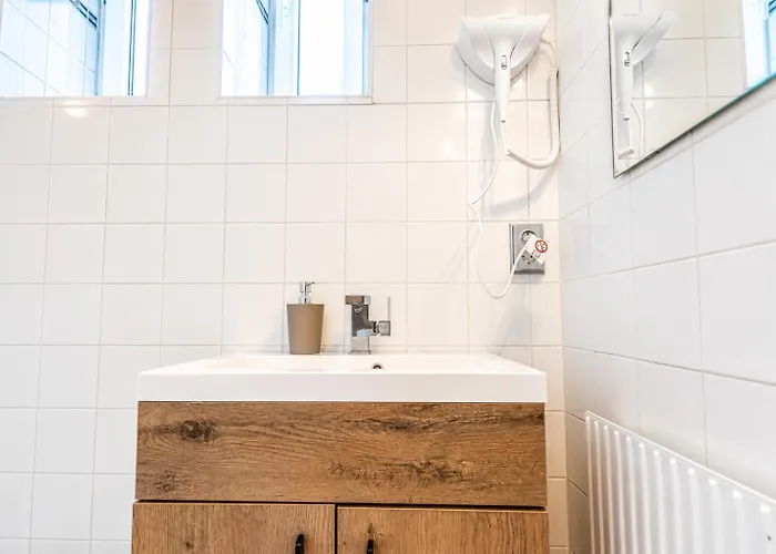 Comfortable Private Near Landstrasse , 15 Min Access Apartamento